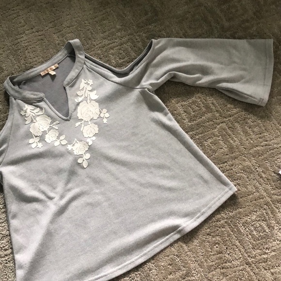 gray open shouldered long sleeve - Picture 3 of 4